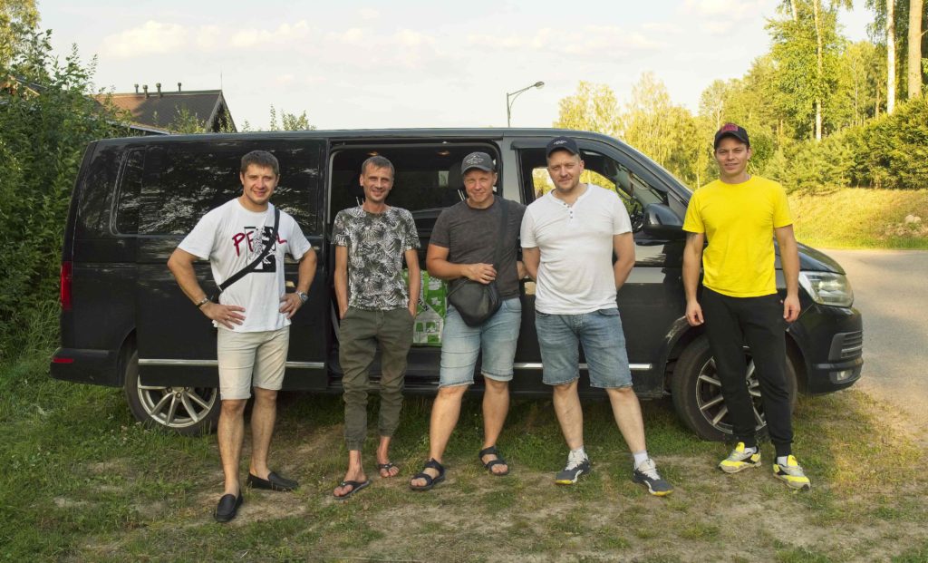 Команда МТ Строй рядом с автомобилем
